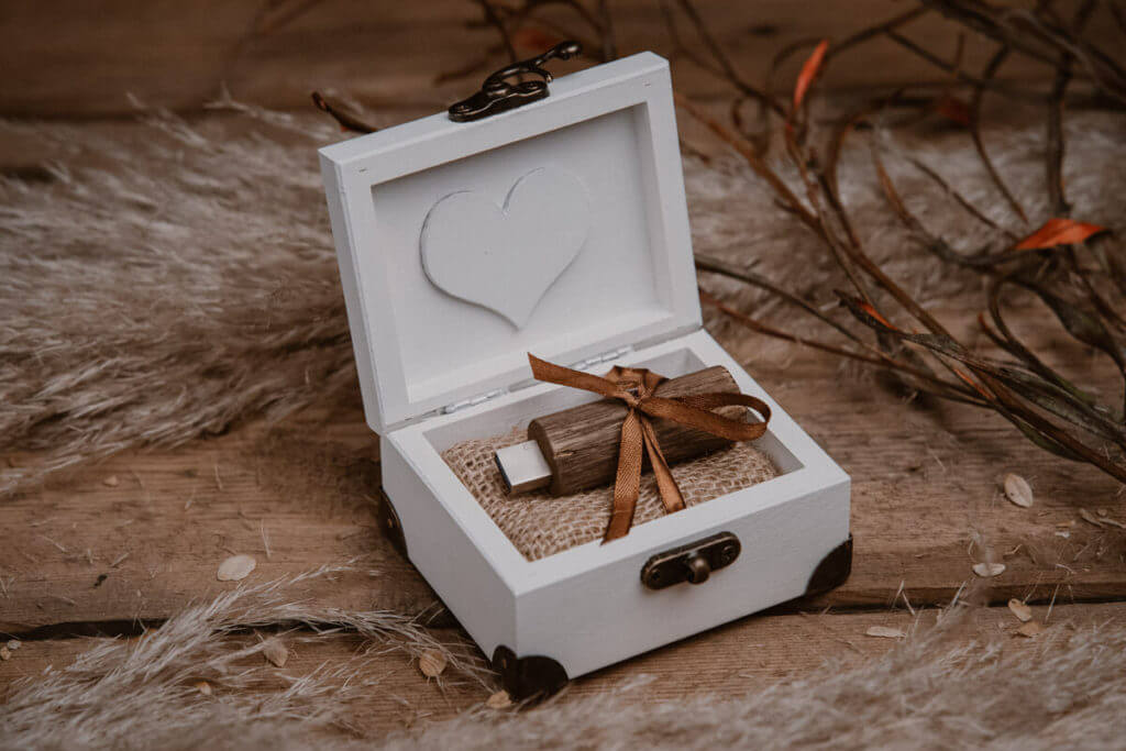 Wooden box for USB with fittings and a lock