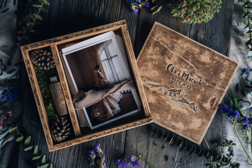 Wooden slide box for photos 10x15cm + USB space