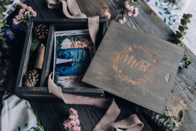 Wooden slide box for photos 10x15cm + USB space