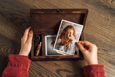 Wooden box for bigger number of photos 10x15cm + USB space