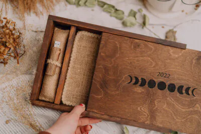 Wooden slide photo box 15x23cm with a jute filling + USB space