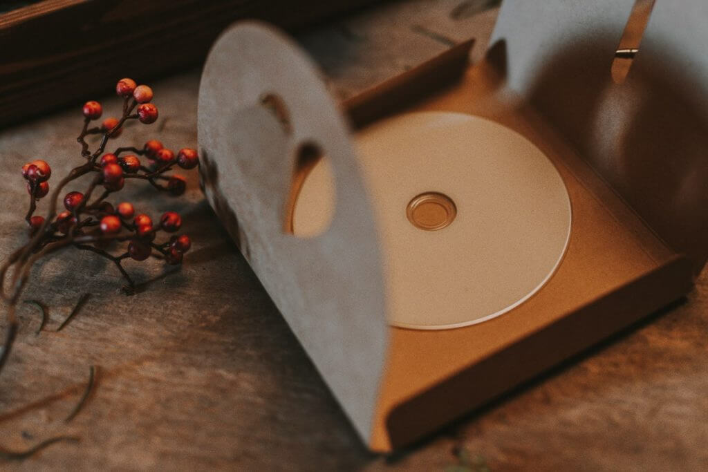 Cardboard box for a CD/DVD disc