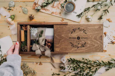 Wooden slide box for photos 13x19cm + USB space