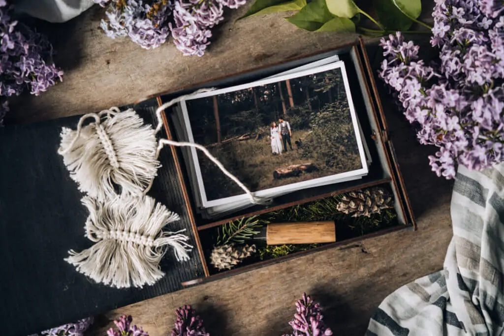 Wooden book box for 10x15cm photos + USB space