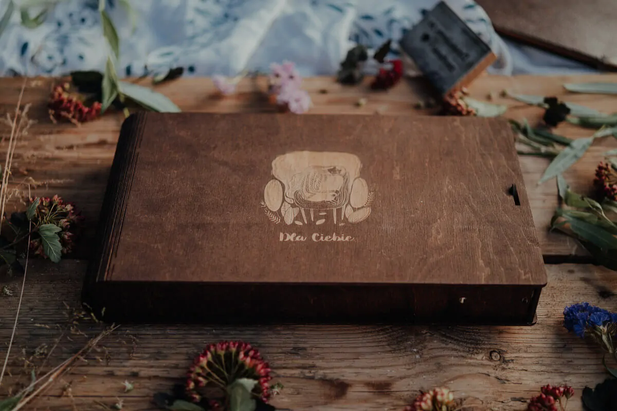 Wooden book box for 15x23cm photos + USB space