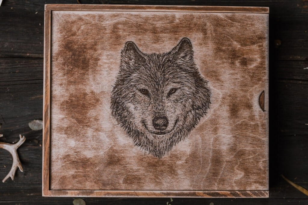 Wooden box for a 20x20cm photo album