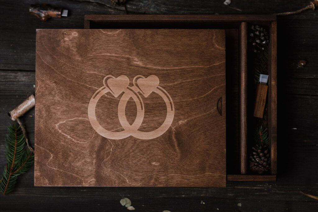 Wooden box for a 30x30cm photo album + USB space