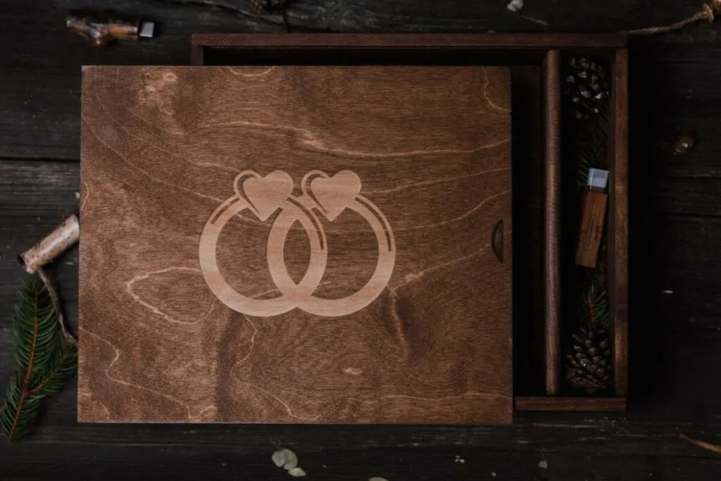 Wooden box for a 30x30cm photo album + USB space