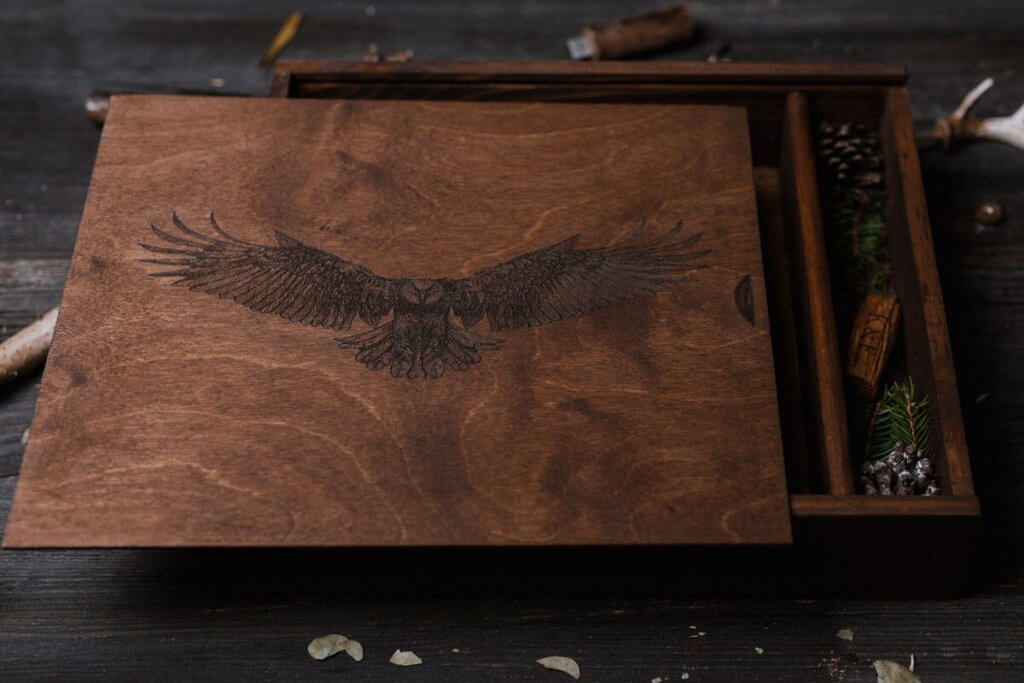 Wooden box for 20x20cm photo album + USB space