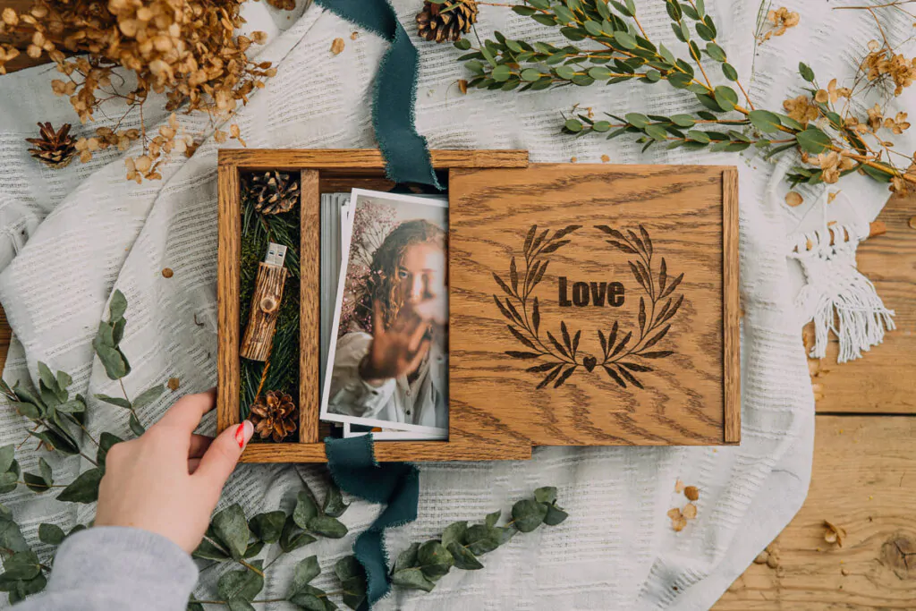 Oak box for photos 10x15cm + USB space