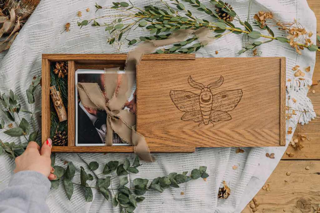 Oak wooden box for photos 15x23cm + USB space