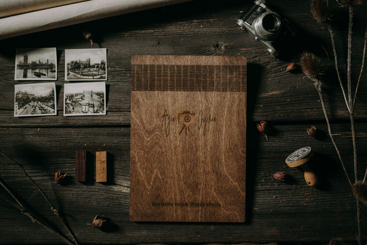 Wooden briefcase for documents