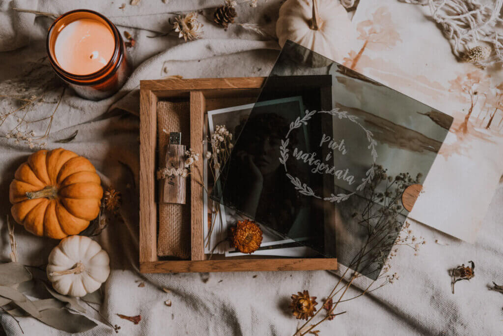 Oak photo box with glass 10x15cm + USB space