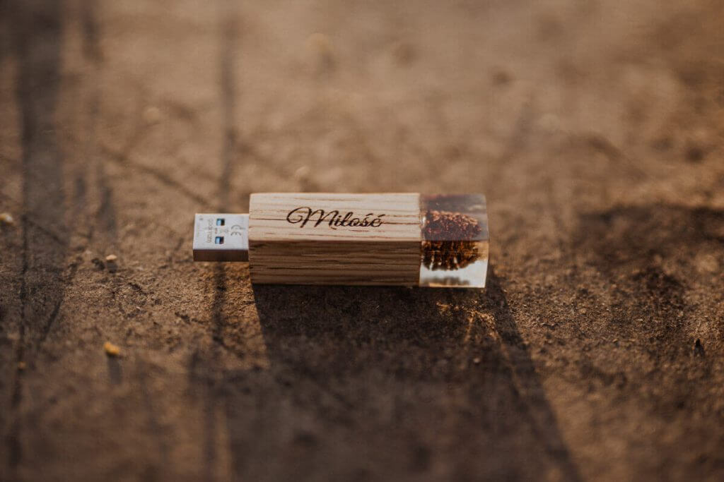 Wooden flat flash drive with a resin + engraving