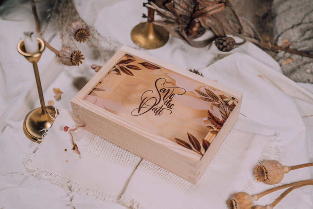 Wooden box from the basic collection with transparent lid for 10x15cm photos