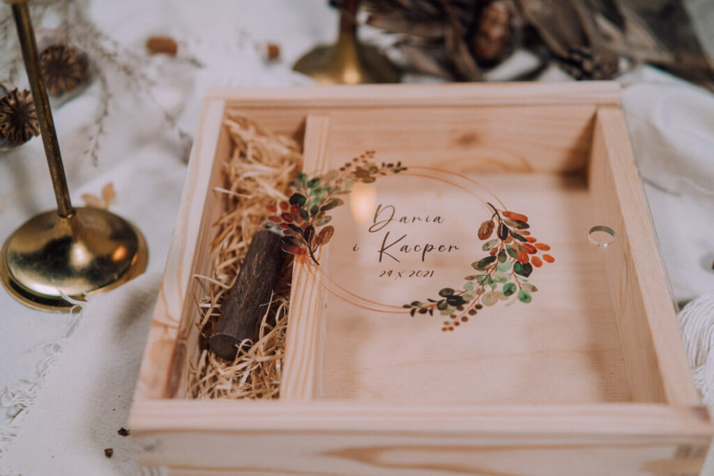 Wooden box from basic collection with transparent lid for 10x15cm photos and USB
