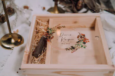 Wooden box from basic collection with transparent lid for 10x15cm photos and USB