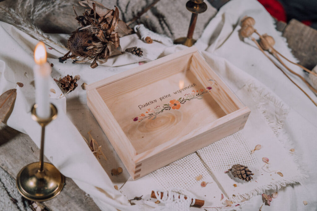 Wooden box from the basic collection with transparent lid for photos 13x19cm