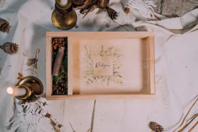 Wooden box from basic collection with transparent lid for 13x19cm photos and USB