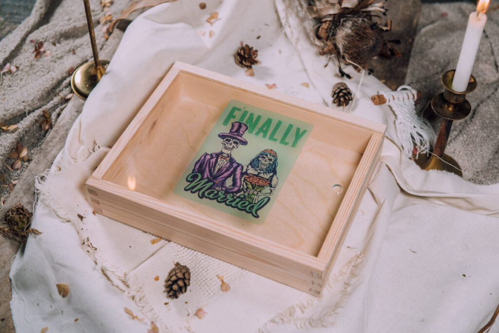 Wooden box from the basic collection with transparent lid for 15x23cm photos