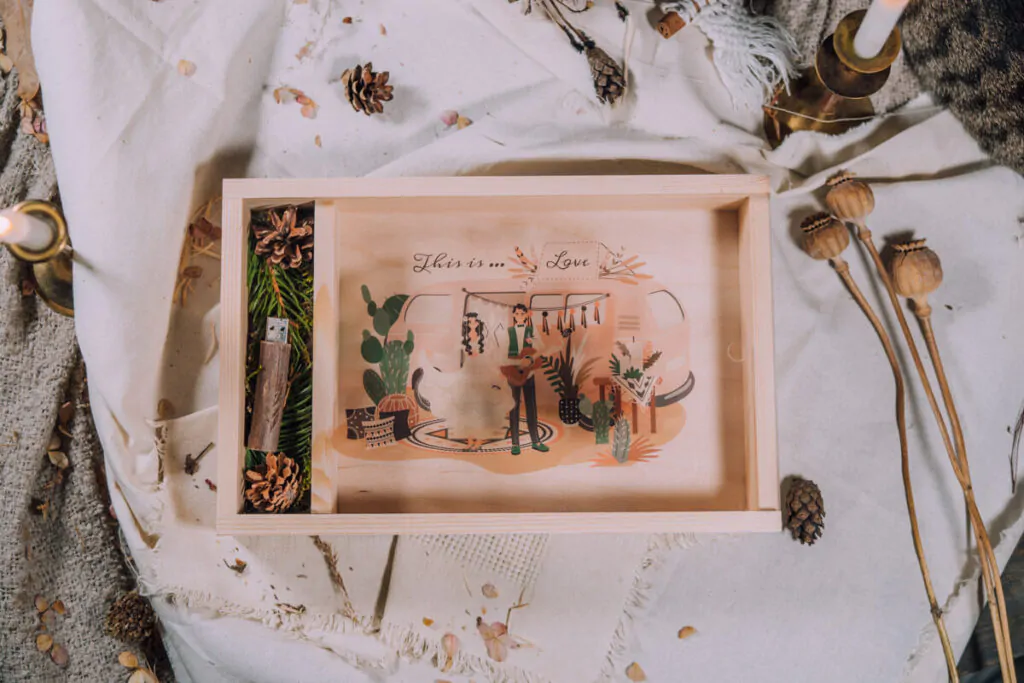 Wooden box from basic collection with transparent lid for 15x23cm photos + USB space