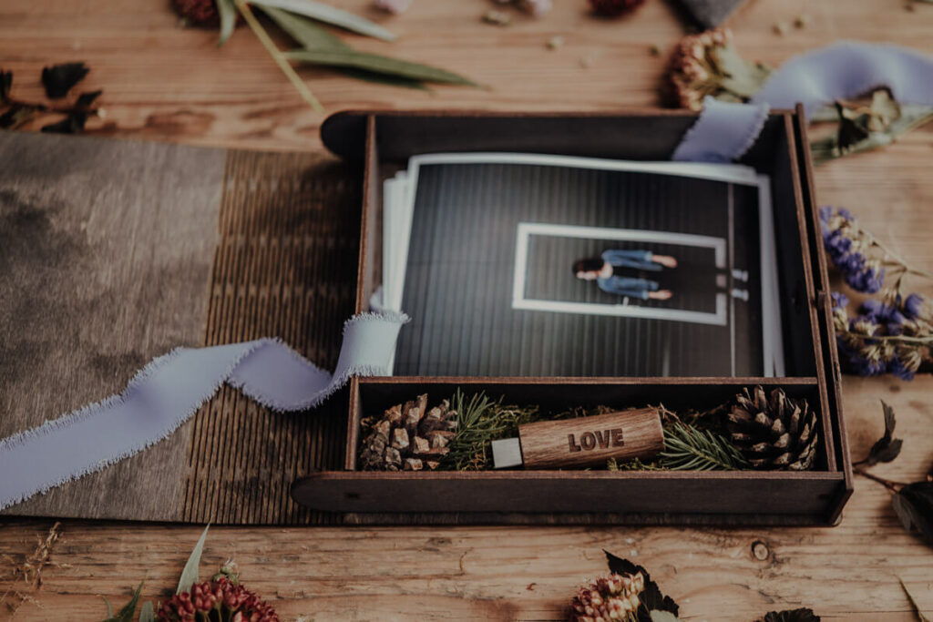 Wooden book box for 13x19cm photos + USB space