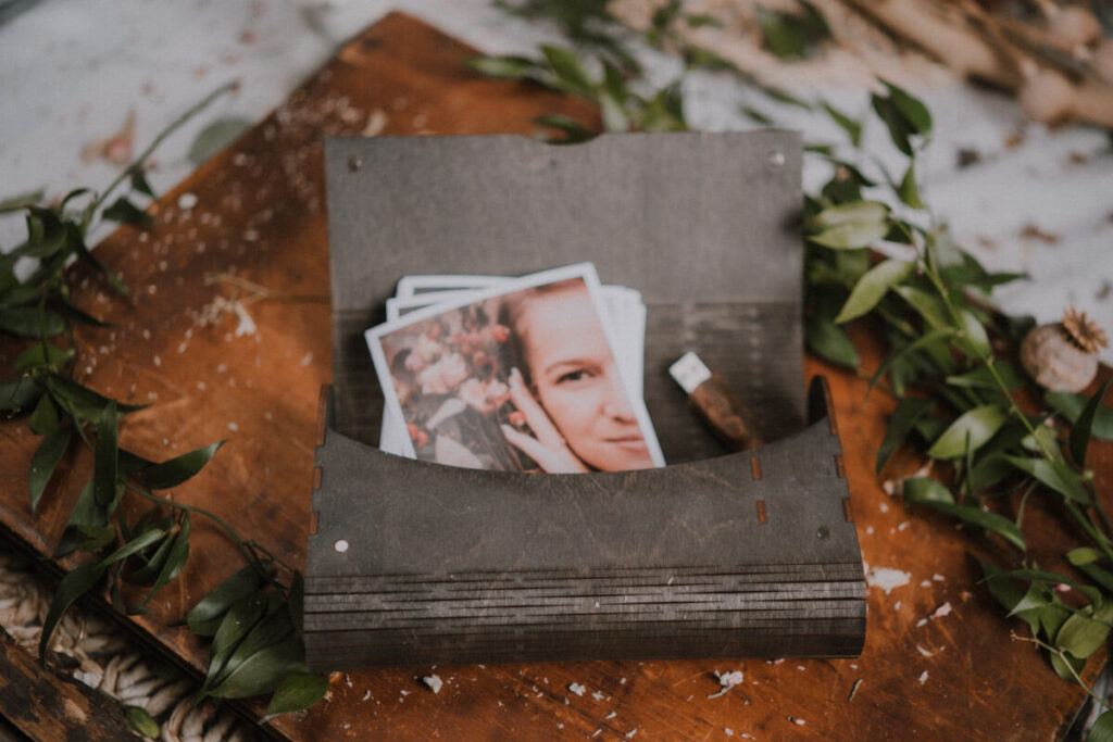 Wooden envelope 10x15cm with USB