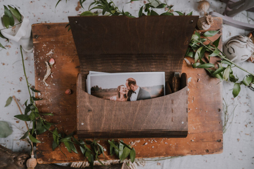 Wooden envelope 13x19cm with USB