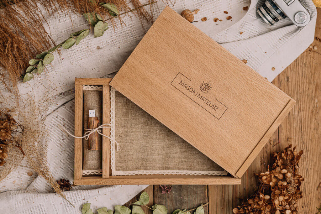 Oak box for photos 15×23 cm with USB compartment – boho filling