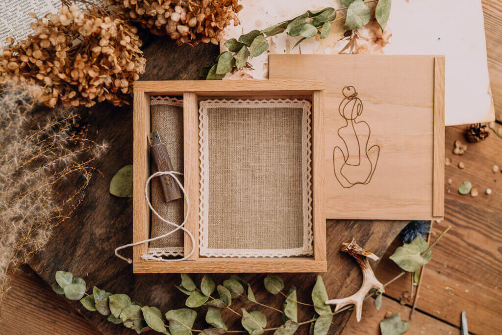 Oak box for photos 10×15 cm with USB compartment – boho filling