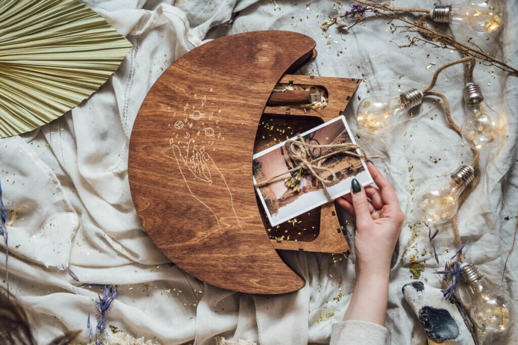 Moon-shaped photo and USB box for 10x15cm photos