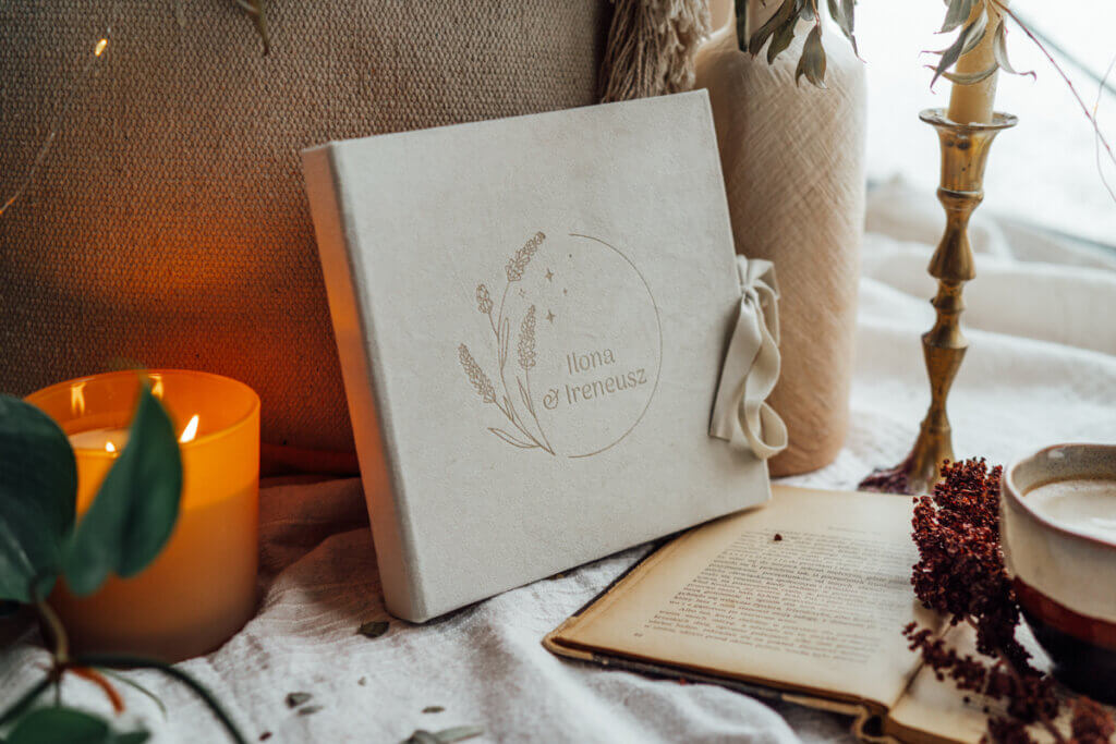 Photo Box for 10x15cm photos and USB made from velvet + oak