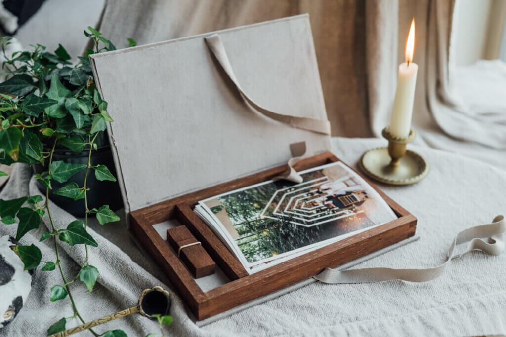Photo Box for 15x23cm photos and USB made from velvet + oak