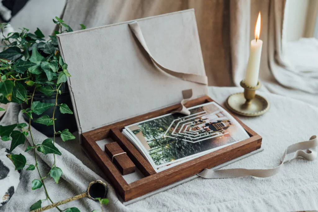 Velvet + oak box for 15x23cm photos + USB space