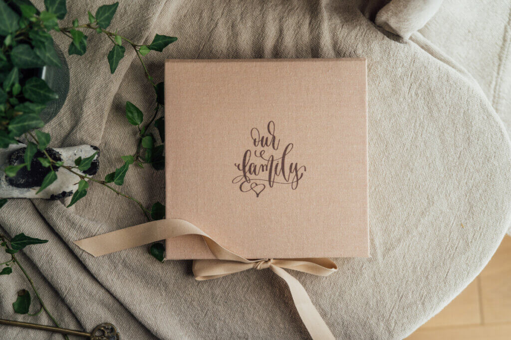 Box for 10x15cm photos and USB made from linen + oak
