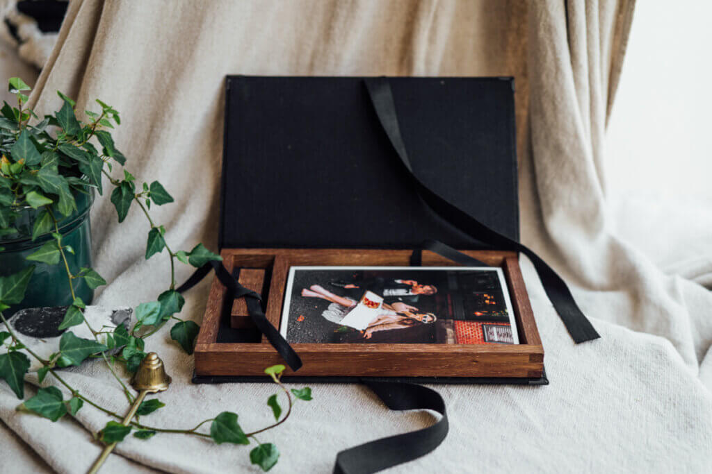 Box for 13x19cm photos and USB made from linen + oak