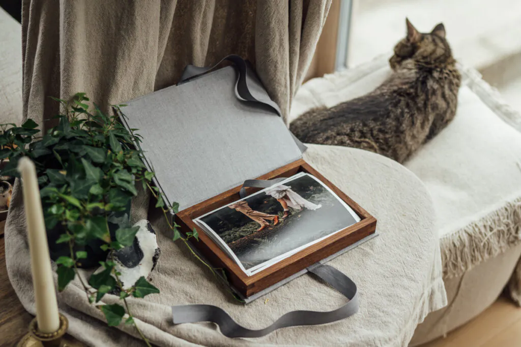 Box for 13x19cm photos made from linen + oak