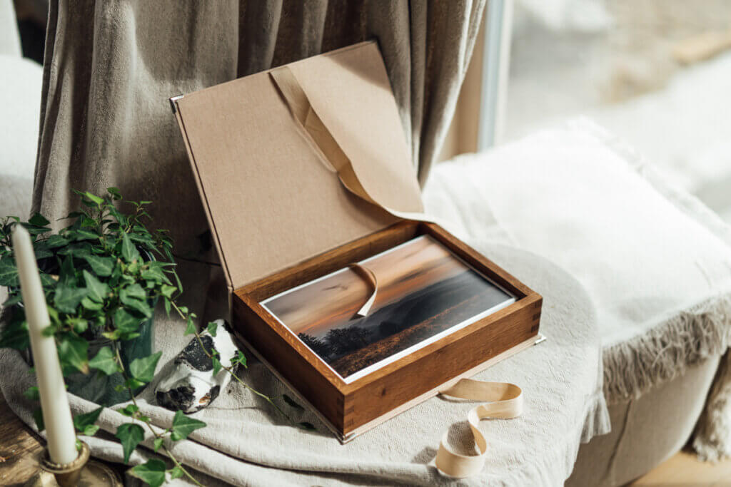 Box for 15x23cm photos made from linen + oak