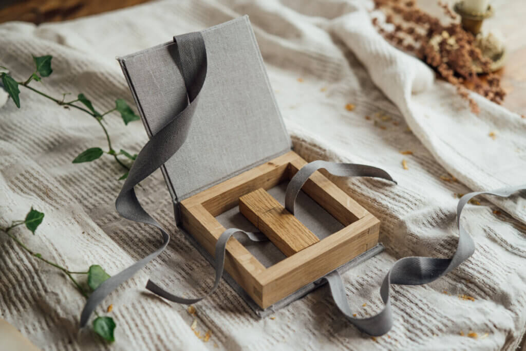 USB box made from linen + oak