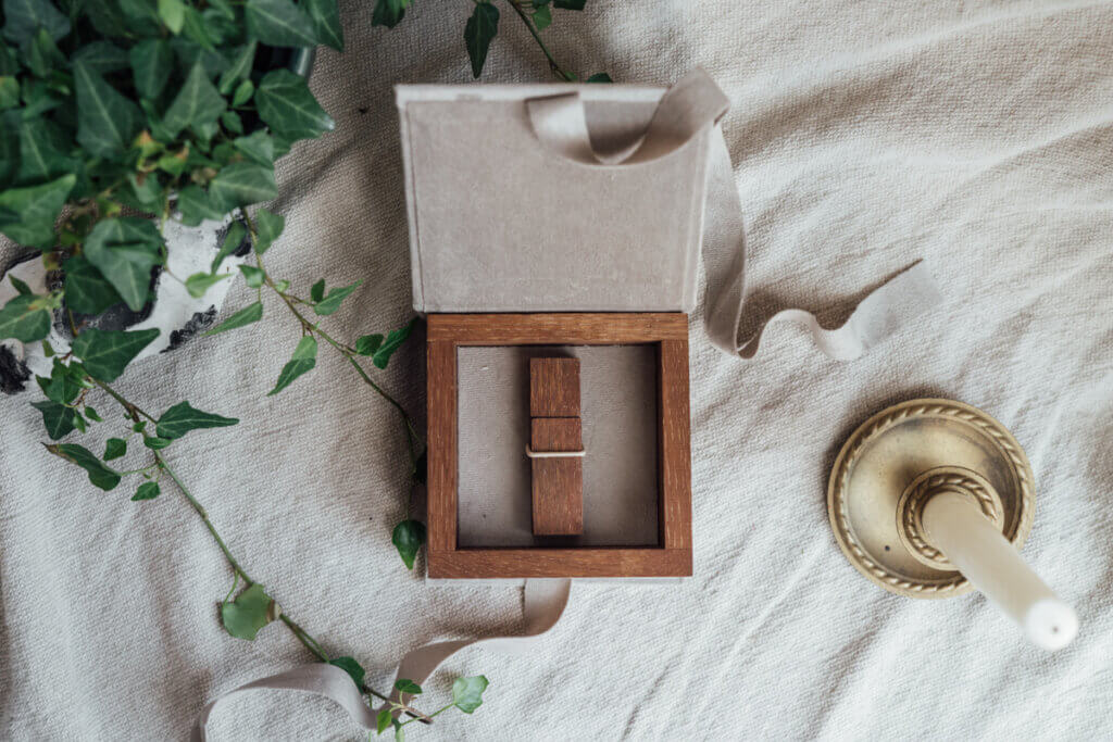 USB box made from velvet + oak