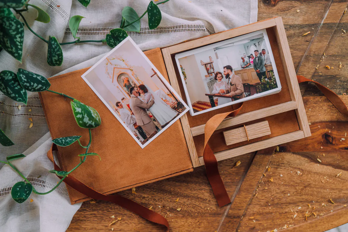 Suede + oak box for 10x15cm photos + USB space